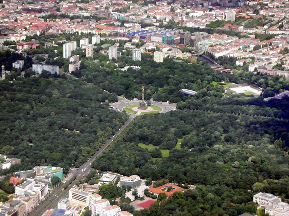 Aerial view of Tiergarten and the Victory Column.
